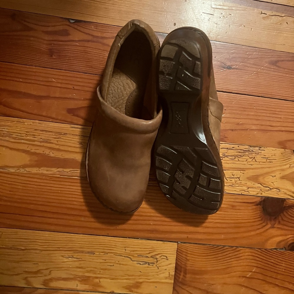 New BOC Born Concept Womens Sz 9M light Brown Leather Slip On Clogs. Never wor - Picture 2 of 3